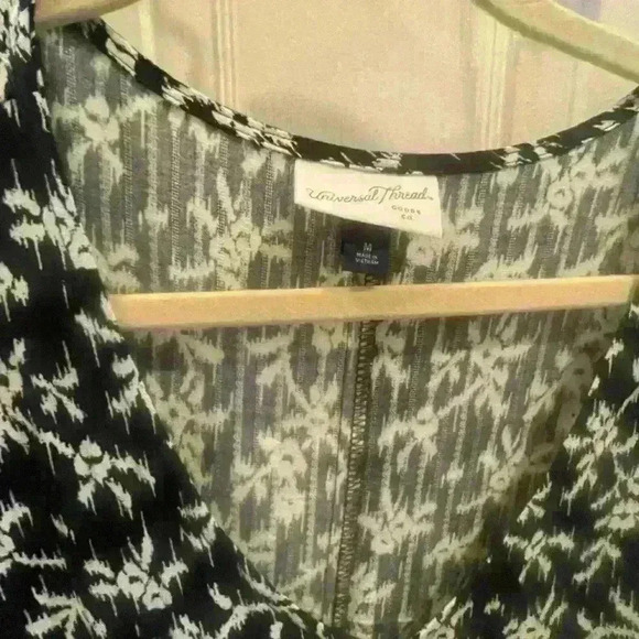 Universal Threads black and white floral midi dress. Size Medium. - Picture 4 of 4